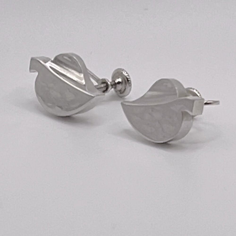 😎LAST CHANCE! $5/OR OFFERS CONSIDERED!💋 Coro signed screw back earrings